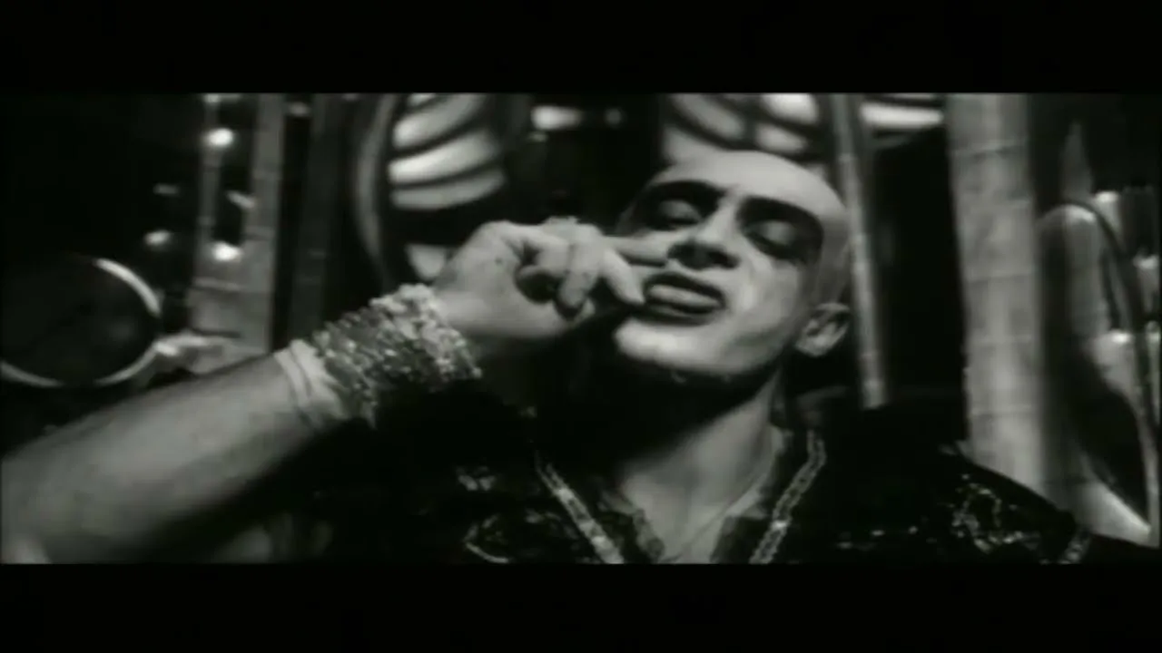 Le Plastique c'est fantastique video, frame at 50%